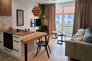 Kuchnia i salon w mieszkaniu na krótki wynajem we Wrocławiu