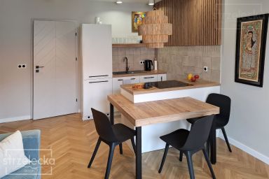 Kuchnia i salon w mieszkaniu na krótki wynajem we Wrocławiu